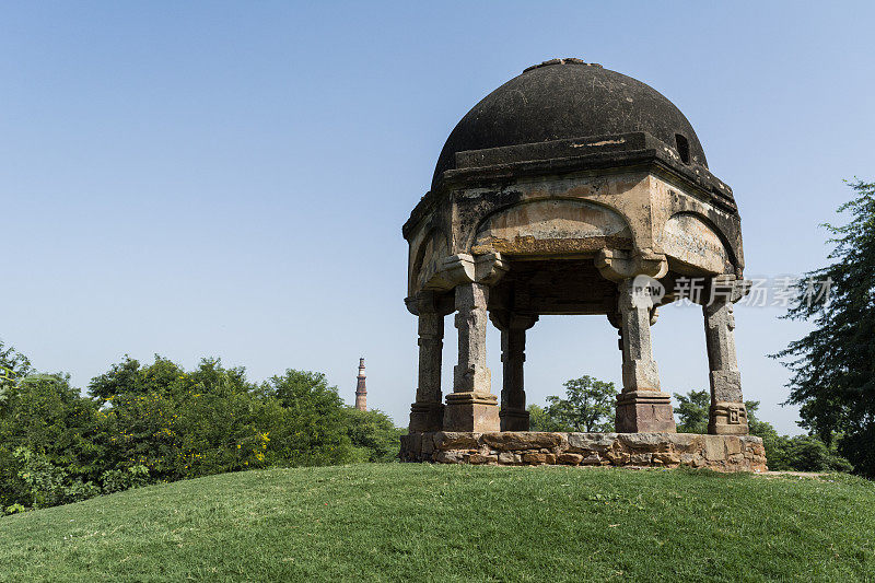 从Mehrauli考古公园看到的Chhatri和Qutab minar。
